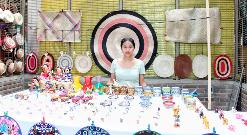 Ana Laura Ochoa mantiene viva la tradición artesanal en el Mercado de Artesanos
