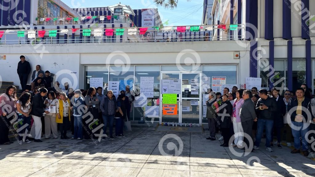 Con velas y cartulinas, trabajadores de USET exigen justicia por compañeros fallecidos y desaparecidos (VIDEO)