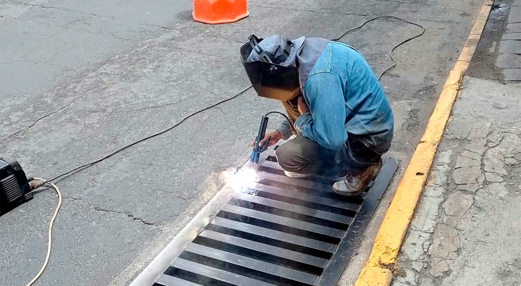 Ayuntamiento de Tlaxcala rehabilita rejillas pluviases en zonas clave para mejorar la seguridad vial y prevenir inundiaciones
