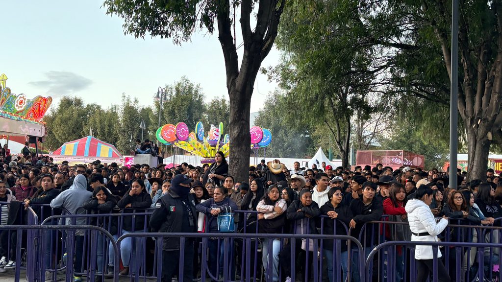 Banda MS desborda la Feria de Tlaxcala 2026; derriban vallas y cierran accesos