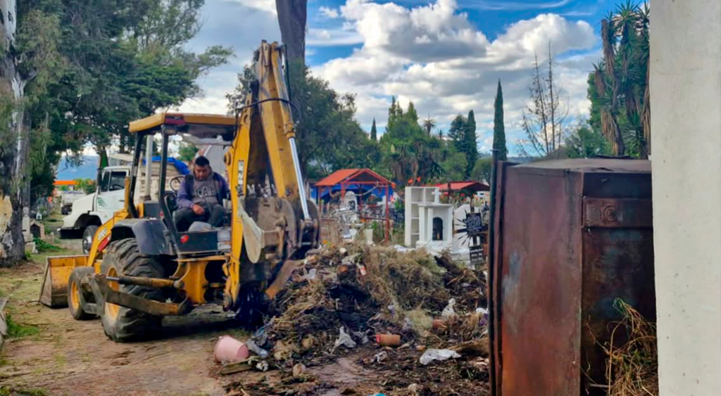 Gobierno de Blanca Angulo refuerza limpieza y mantenimiento del panteón municipal «El Carmen»